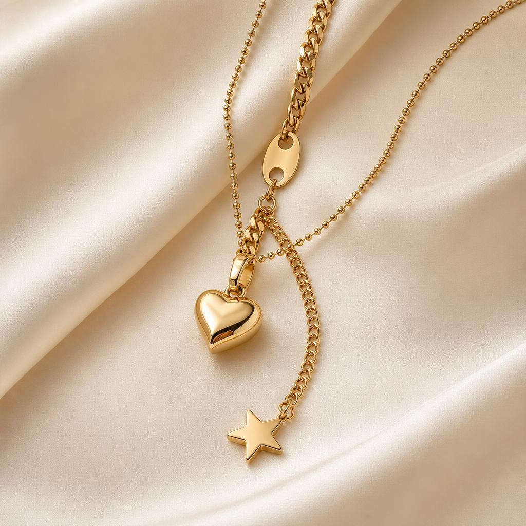 Colgante Belesya 2026 dorado con corazon y estrella sobre seda marfil